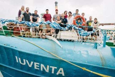 News '“Eigentlich wollten wir 'ne Diskokugel auf's Boot malen!” — JUGEND RETTET  im U21-Interview' lesen