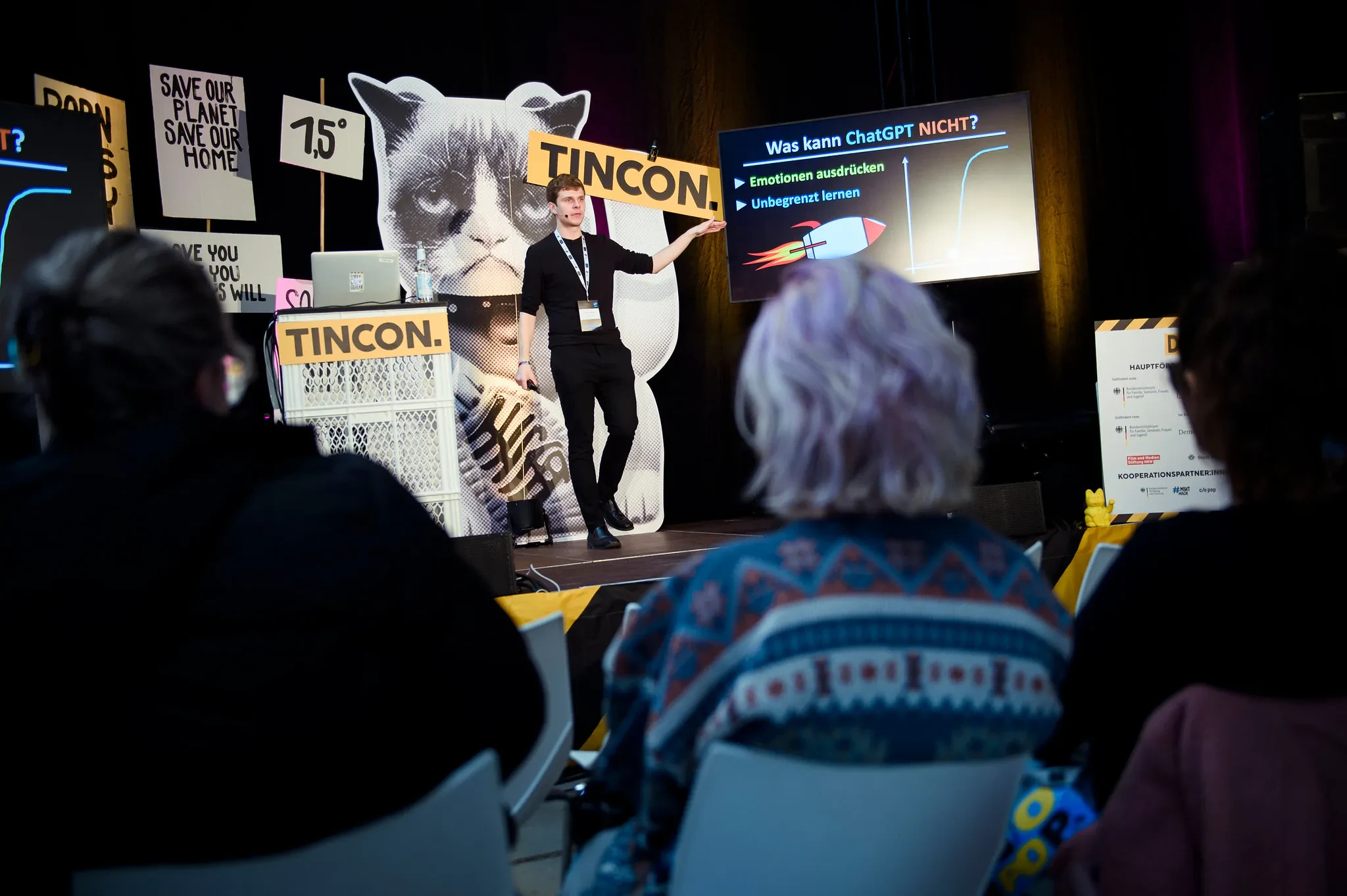 Nie wieder Hausaufgaben dank ChatGPT? // Talk mit Florian Dalwigk –– In der Pattenhalle in Köln-Ehrenfeld findet im Rahmen der c/o pop die Teenage Internetwork Conference –TINCON– statt. Die TINCON ist die Konferenz für digitale Jugendkultur. Das heißt in Talks, Workshops und Q&As geben Speaker*innen ihr Können und Wissen an das junge Publikum weiter. Die TINCON ist ein geschützter Ort, an dem sich junge Leute von 13 bis 25 Jahren vernetzen, informieren und mit Idolen austauschen können. Ein Event, das sie selbst mitgestalten. Foto: TINCON/Gregor Fischer