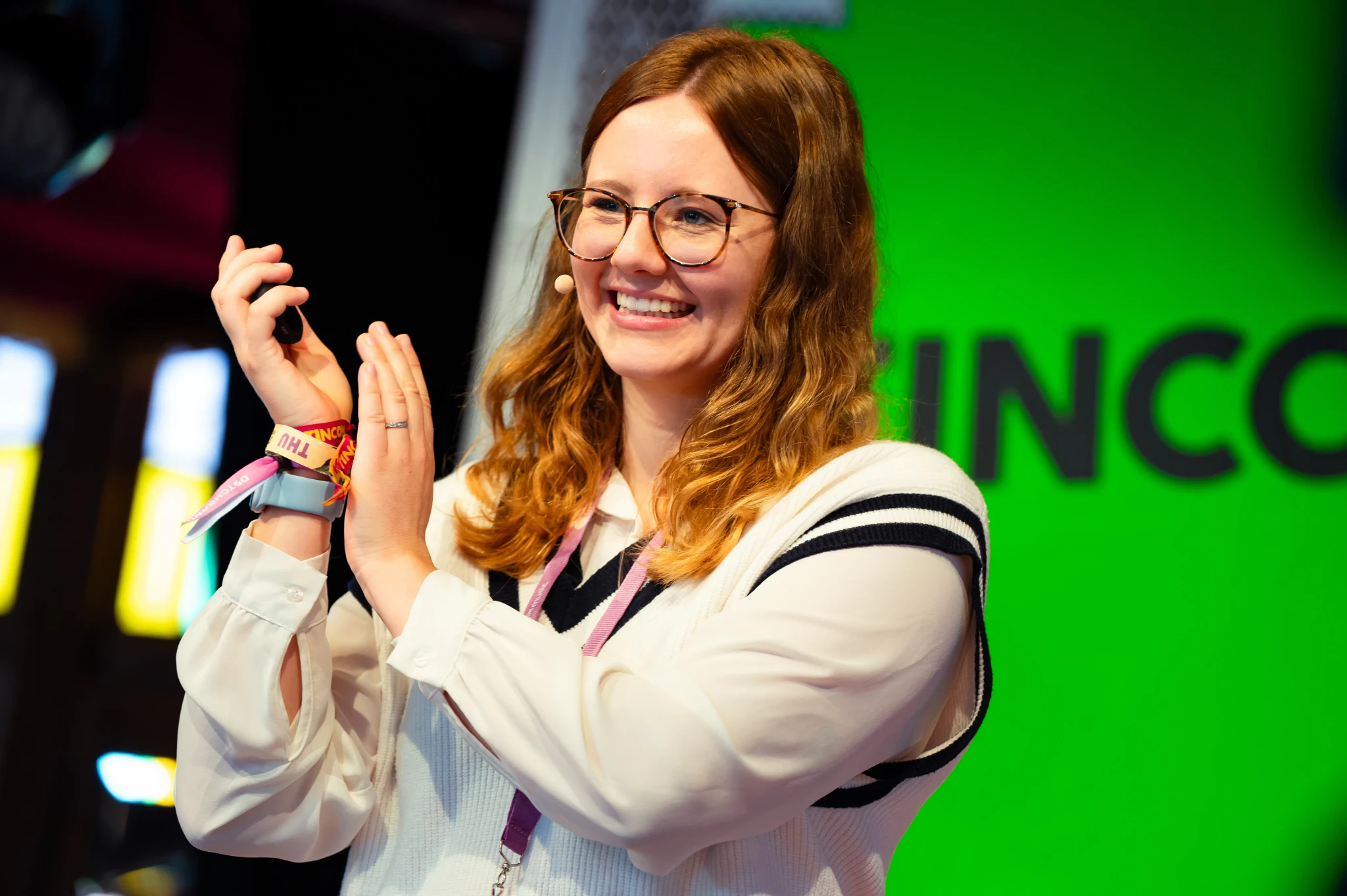 Speaker*in: Leonie Schöler Session: Für die Zukunft auf die Straße! Aber lohnt sich Demonstrieren überhaupt? — Auf dem Heiligengeistfeld in Hamburg findet im Rahmen des Reeperbahnfestivals die TINCON, die Konferenz für digitale Jugendkultur, statt. Das heißt in Talks, Workshops und Q&As geben Speaker*innen ihr Können und Wissen an das junge Publikum weiter. Die TINCON ist ein geschützter Ort, an dem sich junge Leute von 13 bis 25 Jahren vernetzen, informieren und mit Idolen austauschen können. Ein Event, das sie selbst mitgestalten. Foto: TINCON/Jonas Walzberg