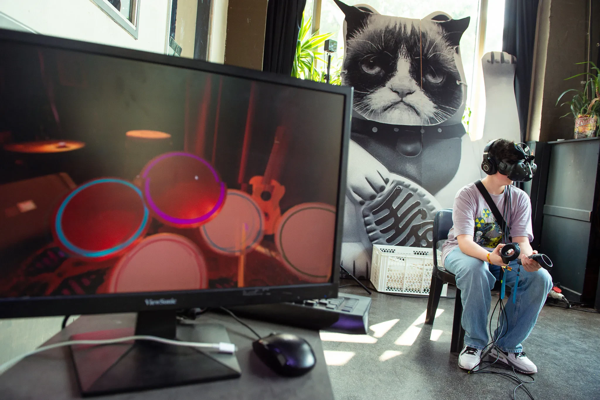 Gaming Area Im Festsaal Kreuzberg in Berlin findet im Rahmen der re:publica die TINCON, die Konferenz für digitale Jugendkultur, statt. Das heißt in Talks, Workshops und Q&As geben Speaker*innen ihr Können und Wissen an das junge Publikum weiter. Die TINCON ist ein geschützter Ort, an dem sich junge Leute von 13 bis 25 Jahren vernetzen, informieren und mit Idolen austauschen können. Ein Event, das sie selbst mitgestalten. Foto: TINCON/Gregor Fischer