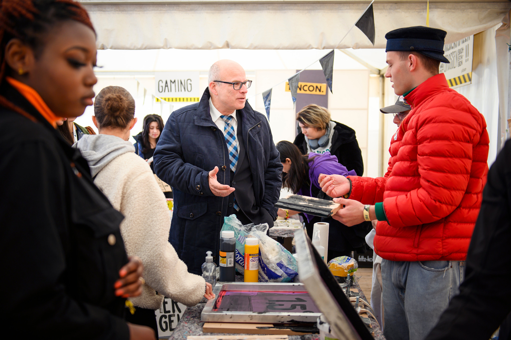 23.09.2022: Ties Rabe (SPD), Bildungssenator der Freien und Hansestadt Hamburg, auf der TINCON auf dem Reeperbahn Festival in Hamburg. – Die TINCON ist die Konferenz für digitale Jugendkultur. Das heißt in Talks, Workshops und Q&As geben Speaker:innen ihr Können und Wissen an das junge Publikum weiter. Die TINCON ist ein geschützter Ort, an dem sich junge Leute von 13 bis 25 Jahren vernetzen, informieren und mit Idolen austauschen können. Ein Event, das sie selbst mitgestalten.  Foto: Jonas Walzberg