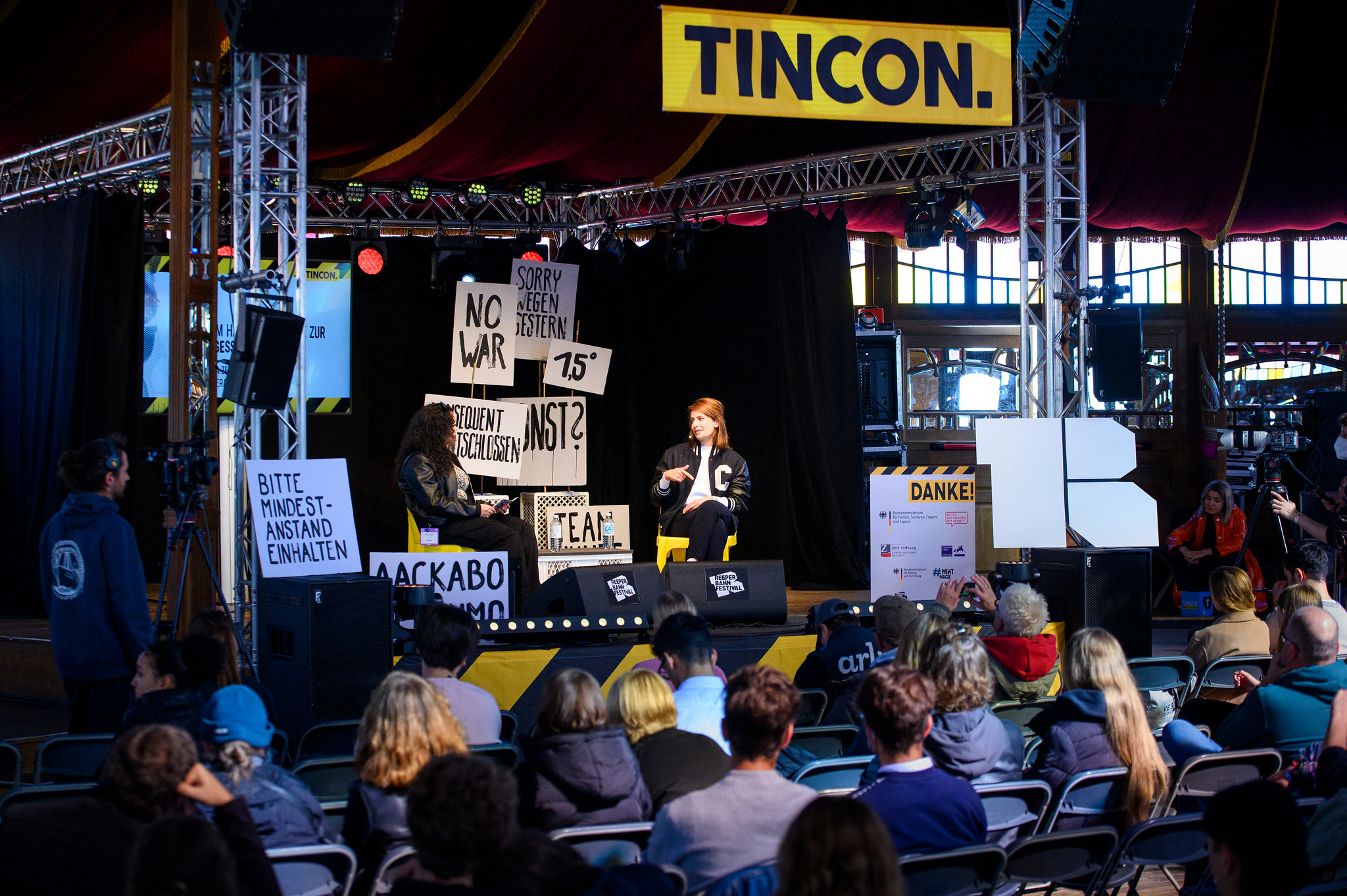 23.09.2022: Linda Zervakis und Omeima Garci mit ihrem Talk „Vom Hamburger Kiosk zur Tagesschau: Im Gespräch mit Linda Zervakis“ während der TINCON auf dem Reeperbahn Festival in Hamburg. – Die TINCON ist die Konferenz für digitale Jugendkultur. Das heißt in Talks, Workshops und Q&As geben Speaker:innen ihr Können und Wissen an das junge Publikum weiter. Die TINCON ist ein geschützter Ort, an dem sich junge Leute von 13 bis 25 Jahren vernetzen, informieren und mit Idolen austauschen können. Ein Event, das sie selbst mitgestalten.  Foto: Jonas Walzberg