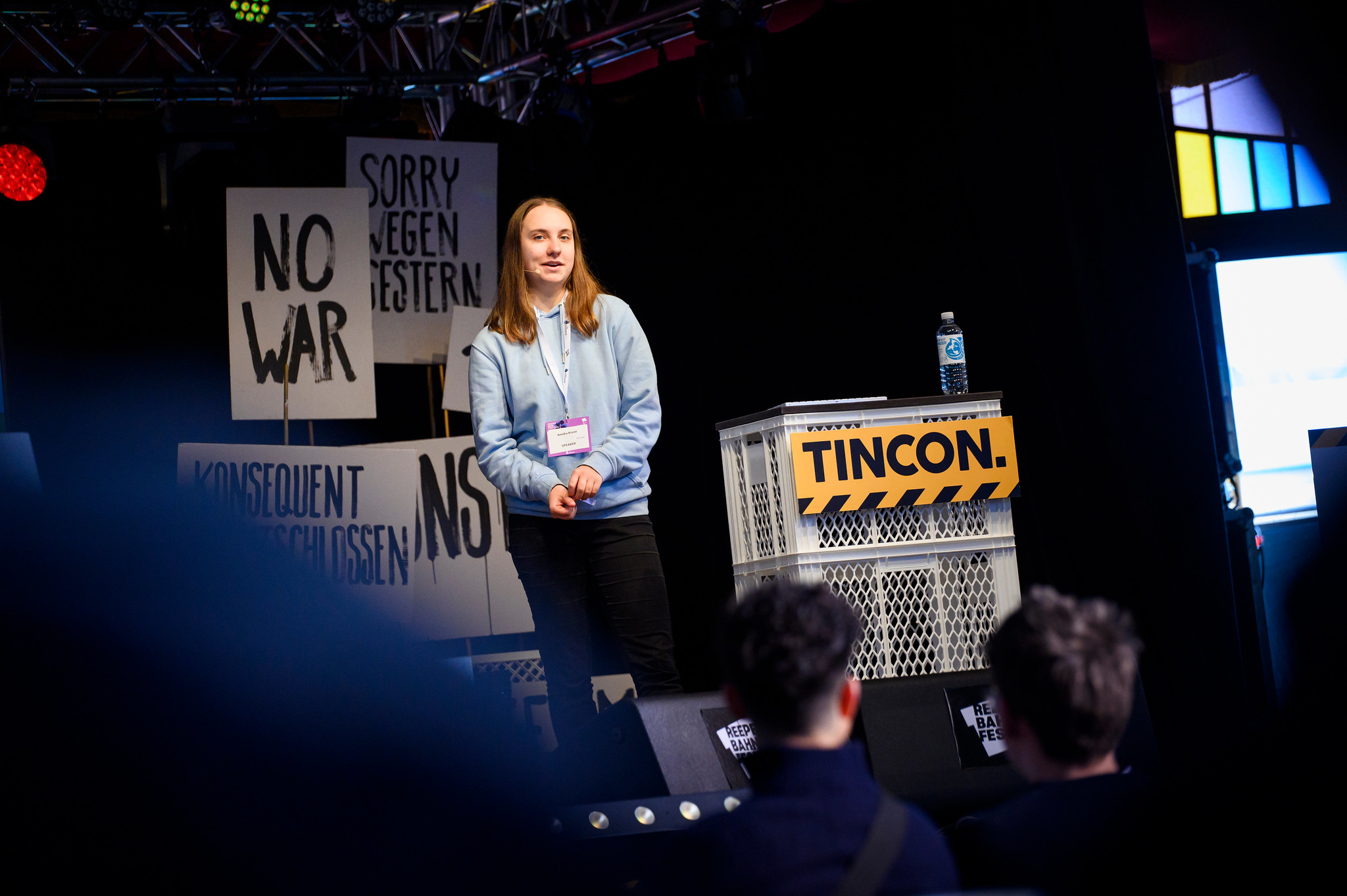 23.09.2022: Annika Kruse mit ihrem Talk „Wie der Krieg in der Ukraine den Klimaaktivismus verändert“ während der TINCON auf dem Reeperbahn Festival in Hamburg. – Die TINCON ist die Konferenz für digitale Jugendkultur. Das heißt in Talks, Workshops und Q&As geben Speaker:innen ihr Können und Wissen an das junge Publikum weiter. Die TINCON ist ein geschützter Ort, an dem sich junge Leute von 13 bis 25 Jahren vernetzen, informieren und mit Idolen austauschen können. Ein Event, das sie selbst mitgestalten.  Foto: Jonas Walzberg