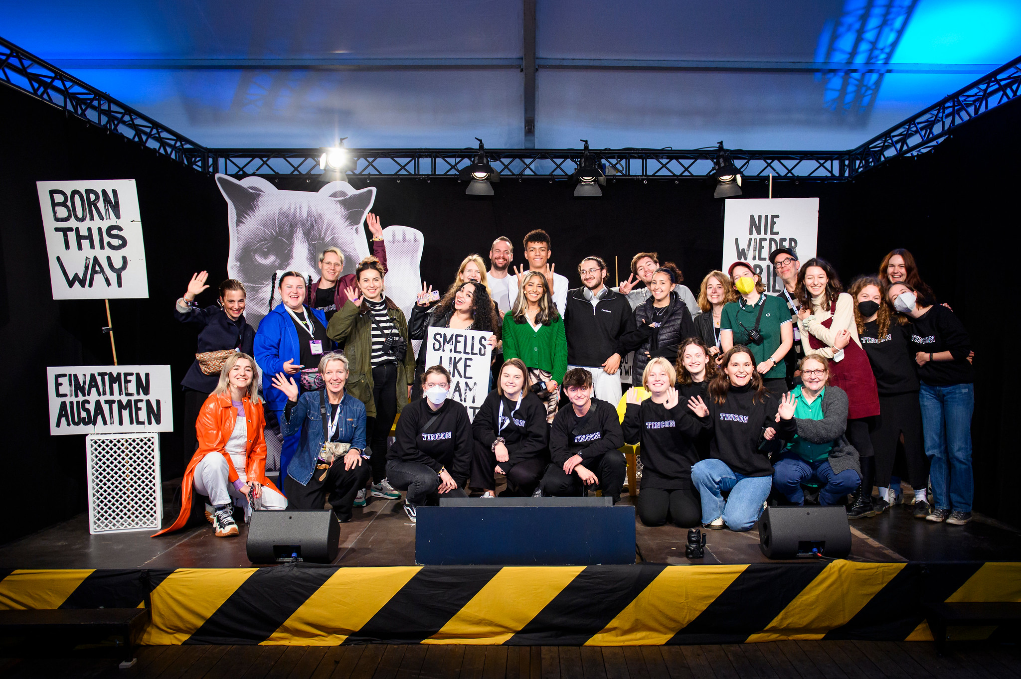 23.09.2022: Das Team der TINCON Hamburg 2022 auf dem Reeperbahn Festival. – Die TINCON ist die Konferenz für digitale Jugendkultur. Das heißt in Talks, Workshops und Q&As geben Speaker:innen ihr Können und Wissen an das junge Publikum weiter. Die TINCON ist ein geschützter Ort, an dem sich junge Leute von 13 bis 25 Jahren vernetzen, informieren und mit Idolen austauschen können. Ein Event, das sie selbst mitgestalten.  Foto: Jonas Walzberg